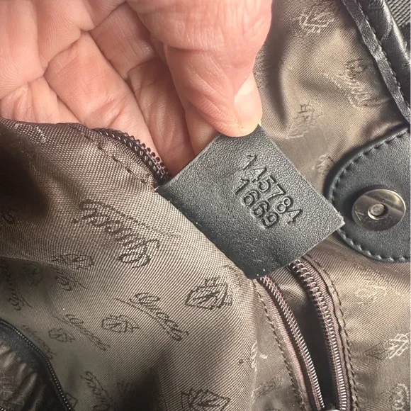 Gucci Black Leather Tote with Chain Detail - Picture 5 of 8